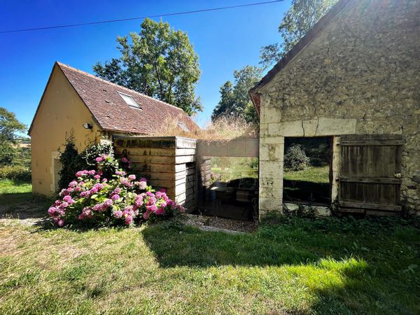 Grande maison au milieu des prairies du Perche, jolie région verte et protégée à 2h de Paris.