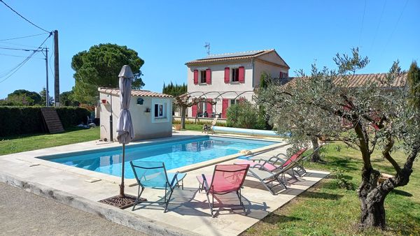 Maison avec piscine au pied du Lubéron.