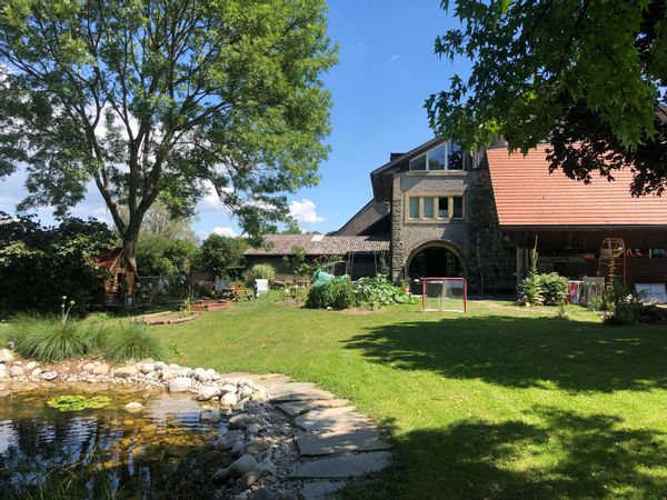 Située à deux pas du lac, maison individuelle en triplex de style mêlant modernité et charme classique qui offre un cadre de vie unique. Avec ses trois chambres et deux salles de bains, elle est idéale pour les familles actives ou les amateurs de tranquillité.