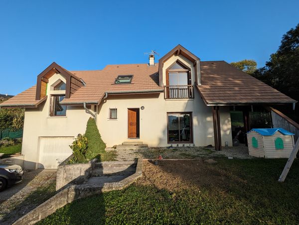 Maison entre lac et montagne