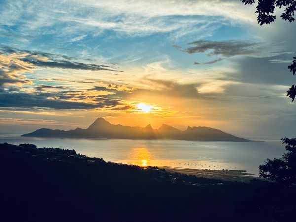 Chambres à Tahiti avec vue panoramique sur Moorea, nature, calme et convivialité !