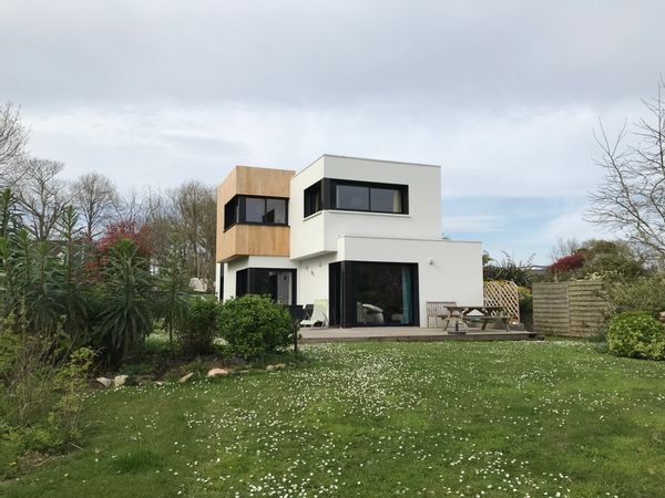 Maison individuelle moderne et confortable dans un site boisé et calme à 700 mètres de la plage.