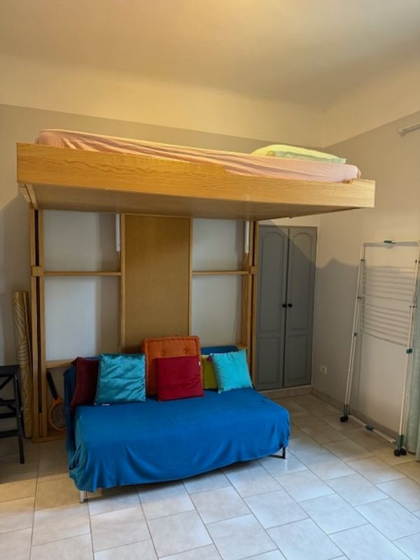 En Provence à 30 mn de bus d'Aix en Provence/ Studio autonome avec frigo et plaque de cuisson, dans une maison de village avec accès commun et une possibilité de chambre dans mon logement