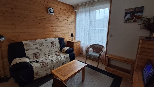 Au mont Dore, dans le domaine du Sancy,appartement de 45 m2 avec grande pièce à vivre  (salon, salle à manger et cuisine toute équipée ),une chambre avec lit double, un espace cabine avec 2 lits superposés, proche du  centre ville et de toutes commodités.