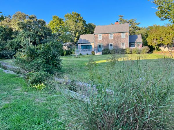 Un village de retraite baleinier avec vue sur l'eau, à une heure de Boston, une semaine minimum.