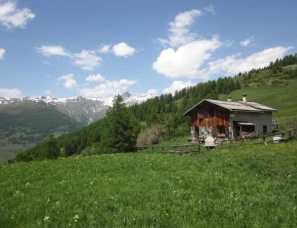 Chalet d’alpage au cœur d’un Parc Naturel Régional, accessible par une piste forestière aux beaux jours. Panorama exceptionnel!
