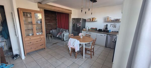chambre sous comble avec un lit de 180 cm de large