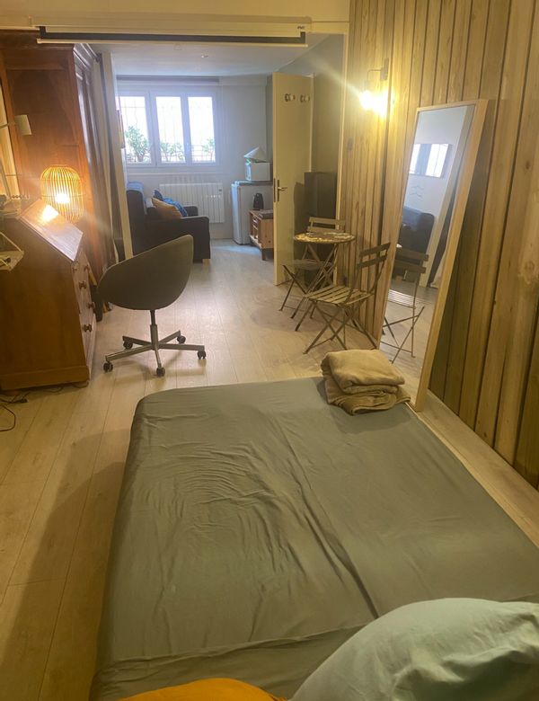 La chambre privée d’Helene Chambre de 20 m2 avec douche,coin frigo et home cinéma