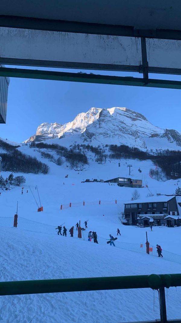 Vallée d’Ossau terrasse et vue sur la montagne. Point de chute idéal ski et magnifiques randonnées.