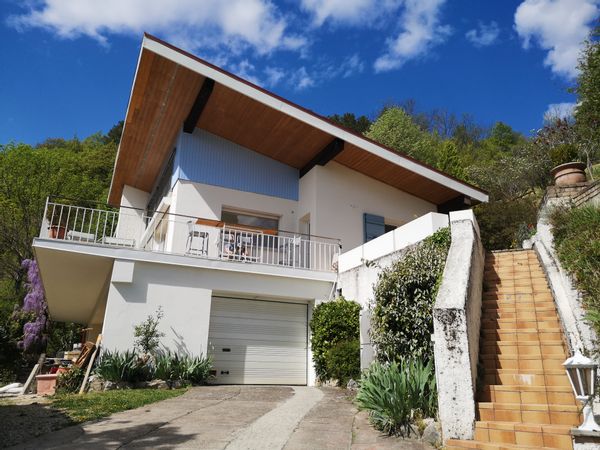 Maison en terrasse sur la ville entourée de forêt