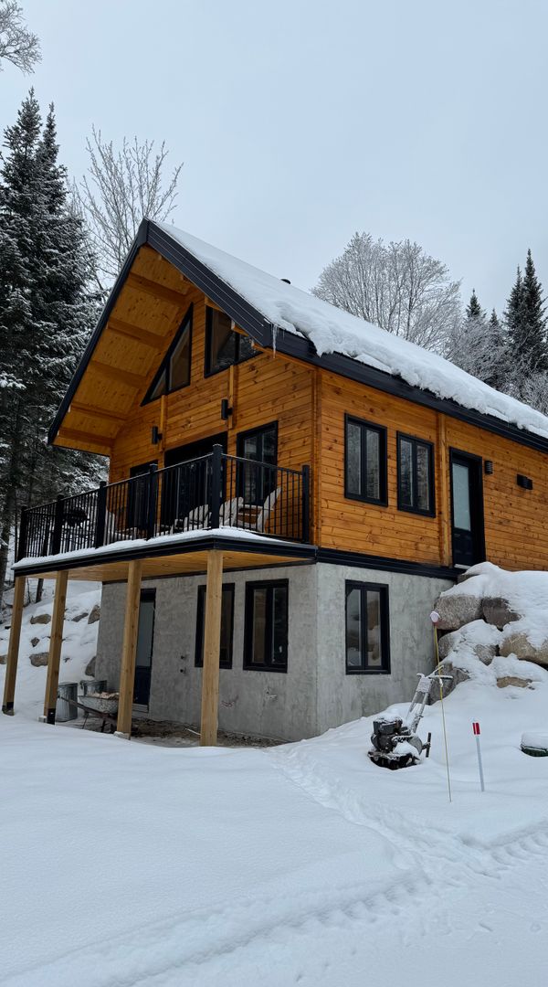 Le chalet en bois canadien , en forêt entouré de montagne avec petit lac , kayak , Paddle board et canot seulement, tranquillité assuré !!