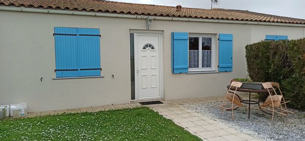 La maison de Evelyne est très calme au milieu de la campagne, une grande cuisine sur séjour, avec une grande véranda plein Sud qui donne sur le jardin ;  Vous pourrez profiter au calme du jardin.  Située dans un bourg et à 100 m de tous les commerces. La maison est bien isolée hiver et été. A 15min de la Rochelle et 20 min de l'Ile de Ré. Vous rejoignez le centre de la Rochelle en  40 min en Vélo en rejoignant rapidement la Vélodyssée.