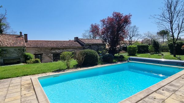 Longère au coeur de la campagne poitevine
