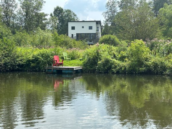 ☀️ Maison lumineuse et accueillante, nichée au cœur de la nature, avec un accès privé à la rivière.