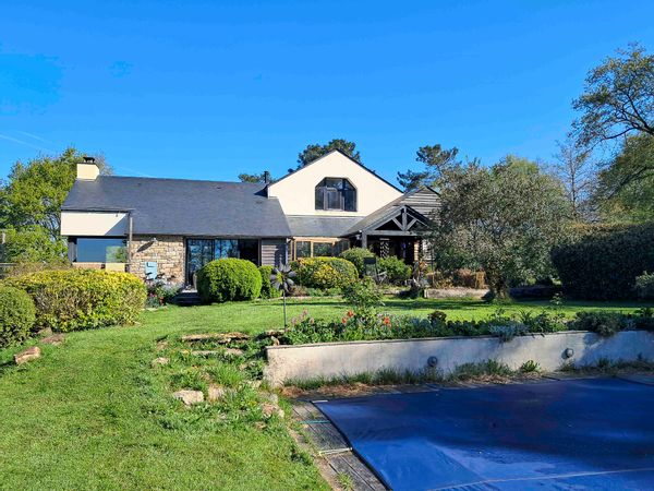 Belle et grande maison d'architecte, dans un parc de 1,5 hectares avec piscine, jardin et forêt.
