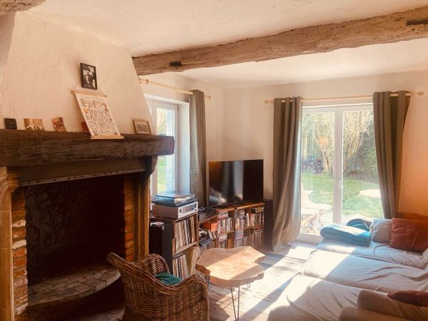 Maison bucolique à côté de la forêt