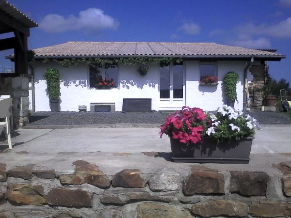 La maison de Michel et Virginie Ancienne borde restaurée, dans un écrin de verdure, sur une propriété de 3 hectares où cohabitent chevaux, chèvres, poules... dans un environnement protégé avec de multiples chemins de randonnée. Au calme mais à 5 minutes de l'entrée de l'autoroute, 15 minutes de Biarritz et ses plages,
