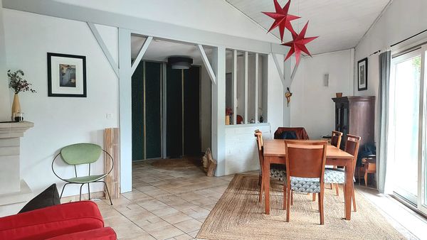 Une maison familiale chaleureuse et confortable pour un séjour à la campagne et proche de l'Océan Atlantique (35 min de Carcans Plage). Les plus plus beaux vignobles de Bordeaux sont à proximité.