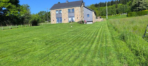 La maison de Nicolas est très spacieuse et offre une magnifique vue dégagée sur toute la vallée de la mienne. Légèrement en dehors du village, elle se situe juste a coté de grand bois. Idéal pour les amoureux de la nature.