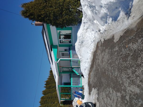 Petite maison située au coeur du village de Sainte-Rose-du-Nord.