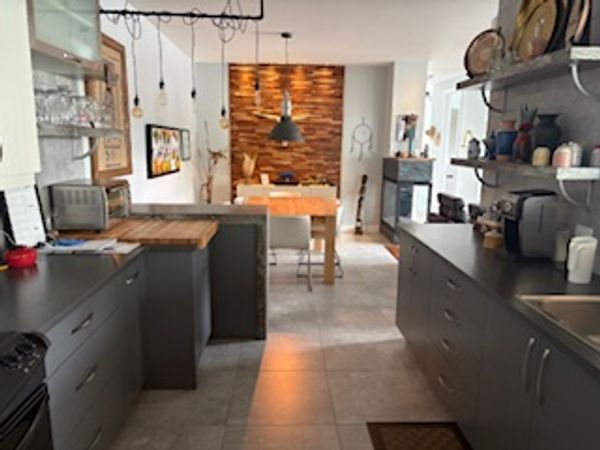 La maison de Andre Maison en banlieue de Québec environ 30 minutes en voiture. La maison dispose de 2 chambres à coucher la 3 iem en chambre de couture .Elle dispose de tous ce que vous avez besoin.