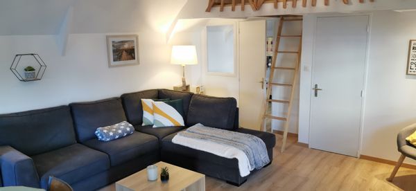 La maison de Virginie Ma maison est idéalement située près d'une grande plage de sable fin, à 5 min à pied. La commune de Ploudalmézeau est particulièrement vivante l'été (fêtes, concerts, marché,...). Il y a beaucoup d'activités à faire à proximité (île d'Ouessant, parc d'attraction des 3 curés, Brest...). La maison possède une pièce de vie de taille moyenne, comprenant cuisine et salon. Il y a 2 petites chambres au rez de chaussé et une salle de bain. Il y a une mezzanine à l'étage, servant de salle de jeux ou coin lecture (comprenant un clic-clac 2 personnes). La maison possède une véranda de 20 m2 et un petit jardin privé. Des jeux pour enfant sont à disposition et un lit parapluie sur demande.