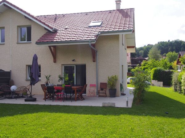 La maison de Emilie est une charmante petite maison , moderne, chaleureuse ou tout le confort y est présent. Proche des transports en communs,boulangerie,superette, médecin, kinésithérapeute, vétérinaire, laboratoire d'analyse, coiffeur , le tout à pieds en moins de 10 min. L'environnement est calme , verdoyant, vue sur les montagnes, ensoleillement assurée ,parking devant la maison