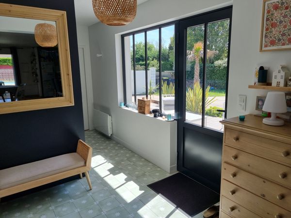 Villa lumineuse avec piscine, jardin et esprit vacances