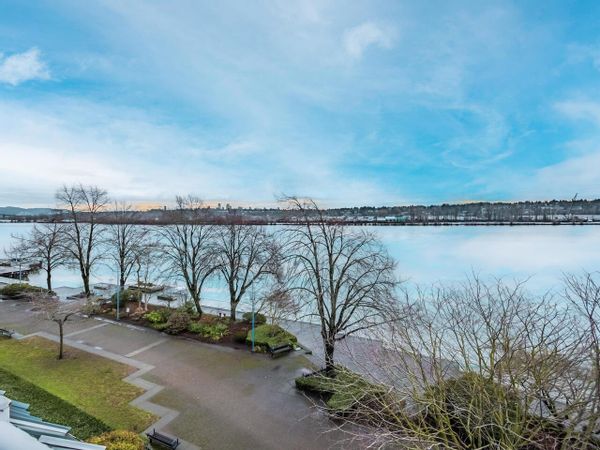 Maison familiale d'un grand appartement sur trois niveaux au cœur de New Westminster.