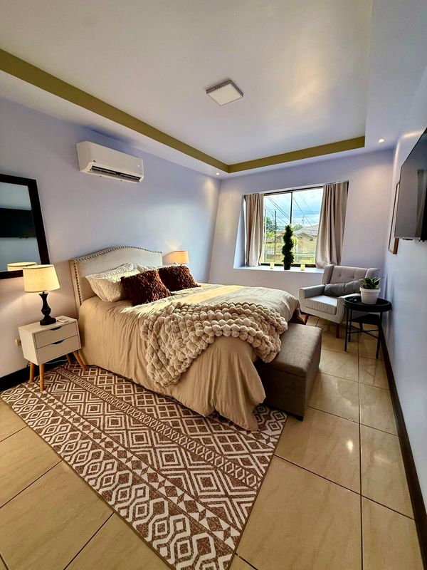 Nature, Comfort & Convenience in Northern Costa Rica Stay in a modern, fully equipped apartment in the heart of Ciudad Quesada — steps from great restaurants, gyms, and shops. Just 40 minutes from La Fortuna and 20 minutes from the lush trails of Juan Castro Blanco National Park, it’s the perfect home base for adventure and relaxation.
