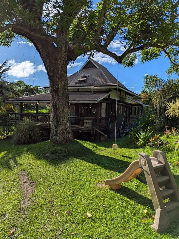 Bienvenue chez les Fredgies, maison local dans jardin luxuriant à Moorea, baie de Cook