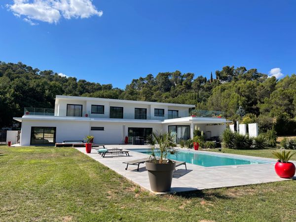 Maison Californienne dans le pays d'Aix avec vue imprenable sur la Sainte Victoire et plus d'1hectare de terrain