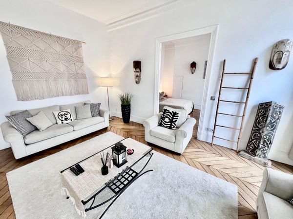 Enjoy breathtaking views over the Parisian Seine river !