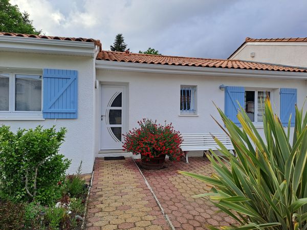 LA MAISON DE ANNE  SE SITUE   A CESTAS    SUR L' AXE  BORDEAUX / BAYONNE / ARCACHON   /    DANS UN LOTISEMENT TRES  CALME AVEC JARDIN ET TERRASSE  ET   GRANDE PISCINE   AU SEL COUVERTE  ,  ENTOURE DE FORETS  . ... ON SE DEPLACE A PIED POUR ALLER FAIRE LES COURSES AU CENTRE AVEC TOUS LES  COMMERCES  SUPER U  /       BOULANGERIE / BOUCHERIE /   ET SI BESOIN  CABINET MEDICAL / RADIOLOGIE / BIOLOGIE /   ET CENTRE HOSPILALIER DE BORDEAUX  HAUT LEVEQUE  /       LA MAISON EST HABITEE A L'ANNEE  ET EST EQUIPEE AVEC  l'ESSENTIEL  / CUISINE  OU L' ON PEUT MANGER   A 4 PERSONNES     SALLE DE BAIN  AVEC BAIGNOIRE / DOUCHE  2 VASQUES    /   1WC   /   SALLE A MANGER  SALON  DONNANT SUR LA TERRASSE A L'ARRIERE SUR LE JARDIN ET LA PISCINE     1 CHAMBRE AVEC 1 LIT EN 140   //    1 CHAMBRE  AVEC 1  LIT EN 90 //   ET 1 CHAMBRE AVEC 2 LITS EN 90   ET   1 PIECE  AVEC UN CANAPE BZ       AU TOTAL   :   4 / 5 P