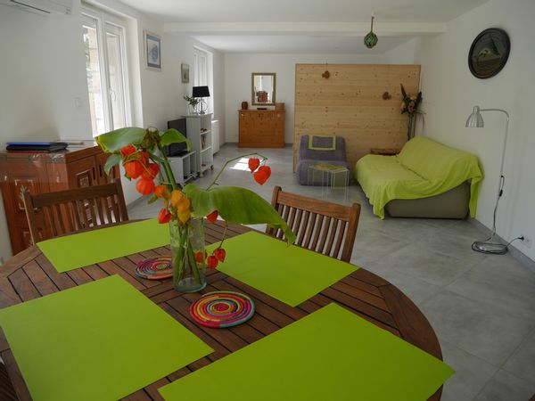 La maison de Magali Loft neuf baignant dans la lumière et la végétation.