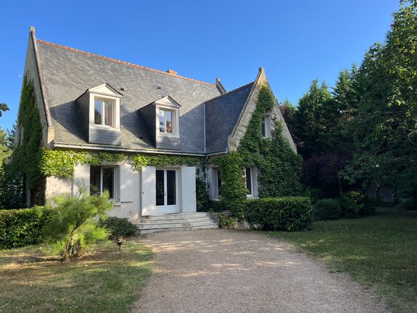 Grande demeure familiale, calme, au cœur des vignes à Rochecorbon