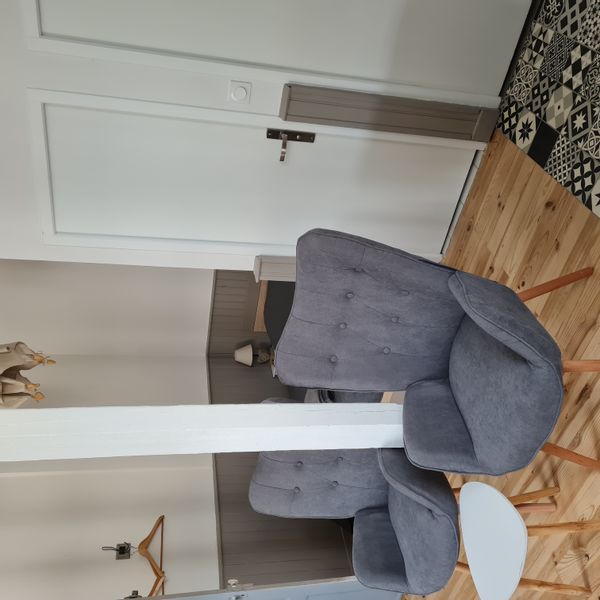 Grand studio rénovée, très clair au 1 er étage d'une maison Jardin commun avec tables et relax