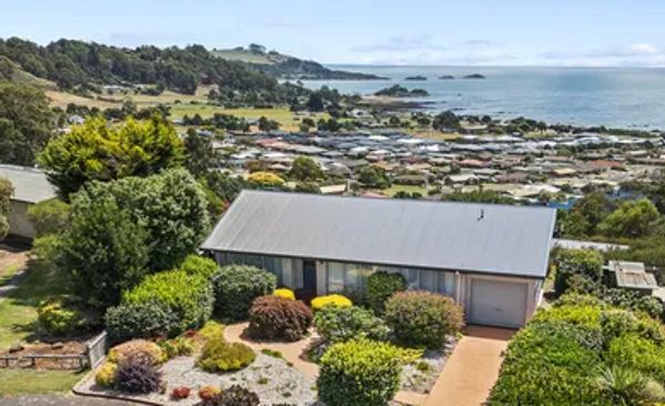 Comfortable home with spectacular coastal views in Tasmania.