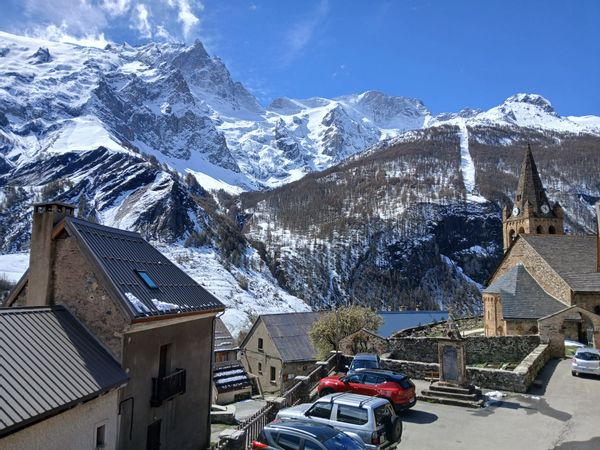 La maison de Bernadette : appartement situé au 1er étage d'une maison, entrée indépendante, localisé dans un petit village de montagne à 1500m d'altitude.                         la montagne, très confortable, avec tous le nécessaire. village à 1500m dans un site exceptionnel, face à la Meije, haut lieu de ski free ride, ski randonnée, ou station de ski familiale. L'été magnifiques randonnées, avec flore et faune remarquable : chamois, marmottes, bouquetins, aigles. Calme, adapté pour sport et repos. Remise en forme assurée