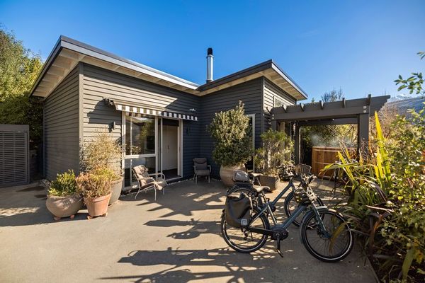 1-bedroom 5-star hideaway with hot tub &e-bikes