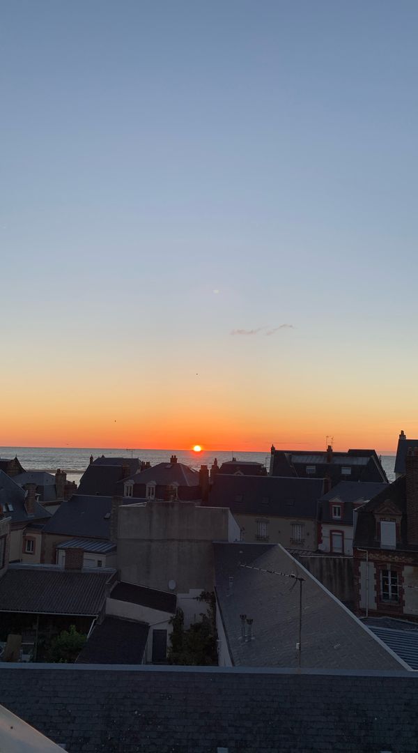 Appartement en centre ville a 100 m de la plage avec véranda et terrasse sur les toits avec vue mer