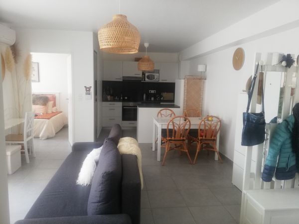 Appartement lumineux de 2022, résidentiel et désignée par Willmotte en bord de mer et entre mer, étang.
