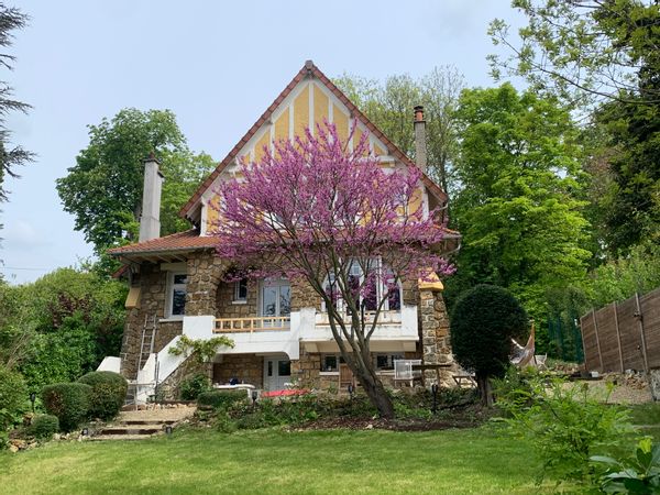 Patrice et Corinne -20min de Paris, maison au cœur de la verdure, partie rez de jardin(indépendante)