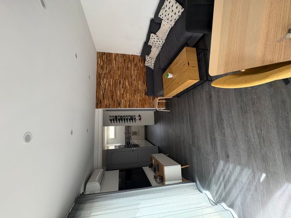 La maison de Stephane petite maison de village, situé au cœur d’un village médiéval à proximité d’un étang et de nombreuses plages à tout juste 20/ 30 minutes