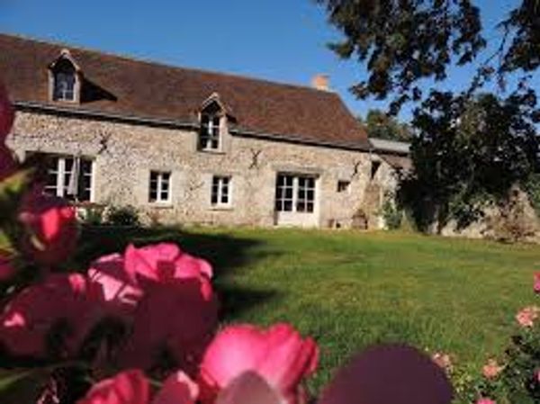 Les Méchinières d'Azay-le-Rideau : Un Voyage dans le Temps Découvrez l'une des perles cachées de la région, les méchinières d'Azay-le-Rideau. Ces anciennes structures, témoins d'une époque révolue, sont des moulins à eau datant du Moyen Âge, magnifiquement conservés et restaurés. Elles se situent à quelques pas du centre du village, dans un cadre verdoyant où le temps semble s'arrêter. Leur histoire remonte à plusieurs siècles, quand elles servaient à moudre le grain pour les habitants du village. Aujourd'hui, ces moulins et leurs mécanismes fascinants sont un véritable lieu de découverte. Vous pourrez admirer les grandes roues en bois qui tournent au fil de l'eau, et même visiter l'intérieur pour comprendre leur fonctionnement grâce à des panneaux explicatifs et des guides passionnés. Si vous aimez l'histoire, l'architecture traditionnelle et les paysages bucoliques, les méchinières 
