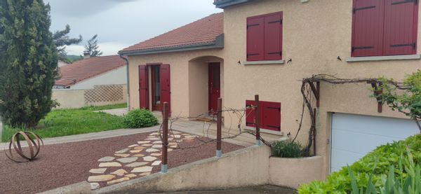 La maison d'Isabelle est à moins de 30mn du site reconnu au patrimoine mondial de l'Unesco, à savoir le Puy de Dôme. A moins de 30 mn du lieu de baignade: le gour de Tazenat. Maison située entre 2 villes : Riom et Clermont Ferrand. Les lieux connus autour du Sancy sont entre 45mn et 1h en voiture (château de Murol, lac Chambon, lac d'Aydat, puy de Sancy, La Bourboule, Le Mont Dore, la Banne d'Ordanche, le lac du Guéry, le lac Servières...) .