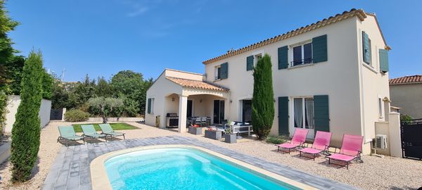Villa neuve climatisée piscine 15 mn Avignon
