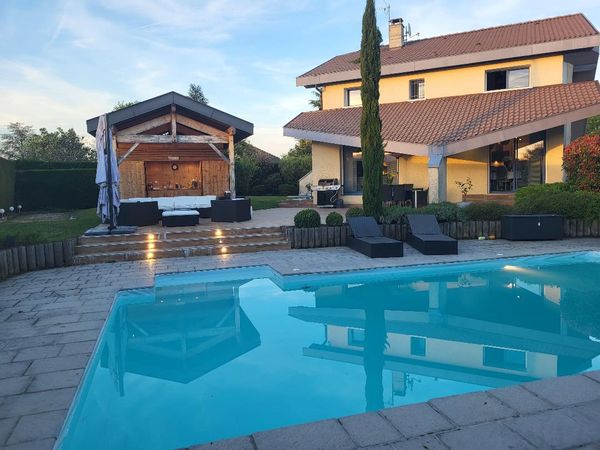 Grande maison avec magnifique jardin et piscine à proximité de Genève