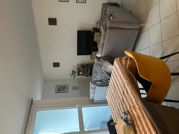 Appartement avec une chambre, un balcon, situer au bord de l’Oise.