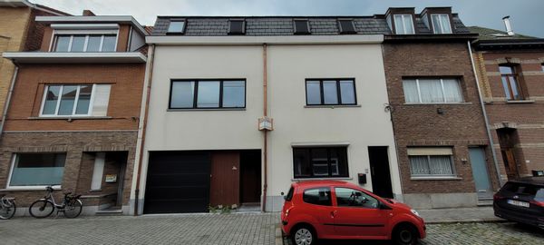 Grande maison mitoyenne familiale avec un beau jardin, située à la périphérie de Malines.
